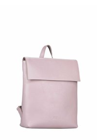 Sac à dos en cuir rose avec un rabat supérieur plat et une seule poignée sur le dessus. Texture lisse avec un matériel minimal et un logo en relief subtil.