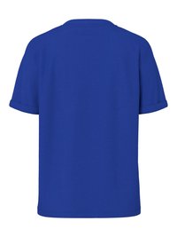 En enfärgad kungligt blå kortärmad T-tröja med uppvikta mudd visas bakifrån mot en vit bakgrund.