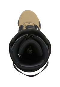 Snowboardová bota s opáleným a černým designem, texturovaný materiál, kulatá špička, vnitřní polstrování a systém stahování pomocí šňůrek nahoře.