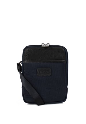 Petit sac bandoulière bleu marine avec partie supérieure en cuir noir texturé, poche avant, fermeture éclair et bandoulière réglable.