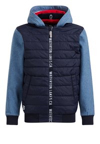 Marinblå quiltad jacka med blå ärmar, röd insida, dragsko i huvan, dragkedjestängning och vit textdetalj "WATERTON LAKES CA" på framsidan.