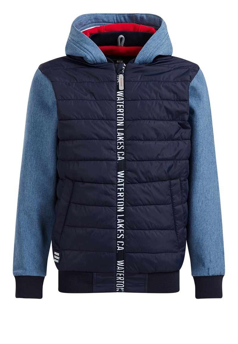Marinblå quiltad jacka med blå ärmar, röd insida, dragsko i huvan, dragkedjestängning och vit textdetalj "WATERTON LAKES CA" på framsidan.