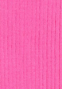 Textilstück in leuchtendem Pink mit feiner gerippter Textur, das vertikale Linien und eine glatte Oberfläche aufweist.
