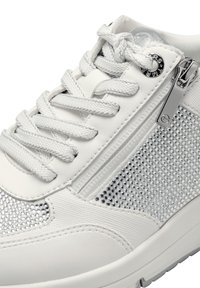 Sneaker bianca con tomaia sintetica testurizzata, dotata di zip laterale e motivo di strass argentati. Chiusura con lacci piatti.
