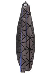 Šedé geometrické pouzdro s černým trojúhelníkovým vzorem, modrým zipem na straně a texturovaným povrchem.