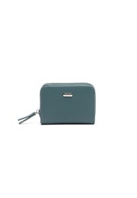 Portafoglio in finta pelle verde acqua, con chiusura a zip, forma rettangolare slim, placca con logo esterno, dettaglio con nappina laterale, texture visibile.