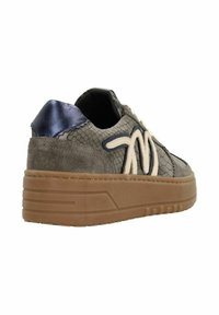 Sneaker grise avec cuir texturé, accent marine sur le talon, logo blanc prominent et semelle en caoutchouc brun clair avec des détails striés.