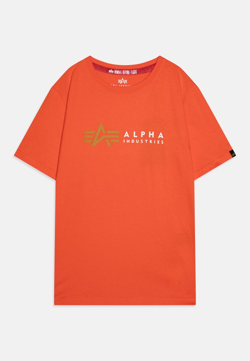 Narančasta pamučna majica s okruglim izrezom, kratkim rukavima i dizajnom u zlatnom tekstu koji sadrži "ALPHA INDUSTRIES" i logotip na prednjoj strani.