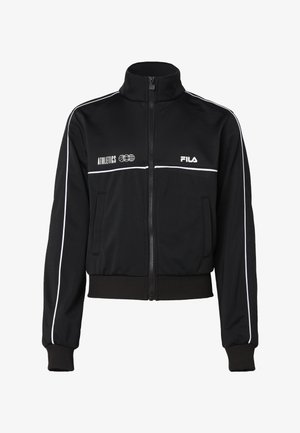 Zwarte sportjack met ritssluiting en witte strepen, hoge kraag en geribde manchetten. Bevat Fila en Athletics logo's aan de voorkant.
