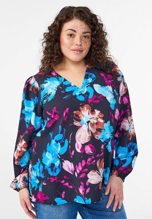 Blommig blus med mörk marinblå bakgrund, med ljusblå, rosa och bruna blommönster; långärmad med elastiska manschetter; V-ringning.