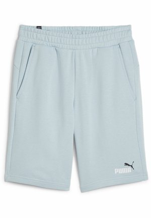Hellblaue Sportshorts mit elastischem Bund, Seitentaschen und einem schwarzen Puma-Logo am linken Bein. Weicher Stoff und schlichtes Design.