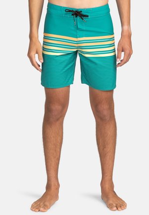 Teal zwemshorts met horizontale strepen in geel en wit, voorzien van een trekkoordsluiting en een gestructureerde stof. Middenlange uitvoering.