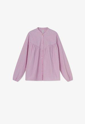 Ružová blúzka s dlhými rukávmi, vertikálne pruhy, zapínanie na gombíky vpredu, nariasený priekrčník a okrúhly golier.