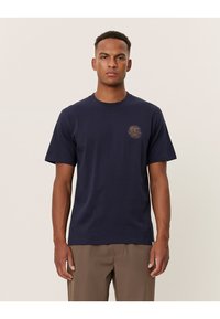 Les Deux GLOBE - T-shirt estampada - dark navy/tobacco brown