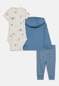 Komplet za bebe od 3 dijela koji uključuje krem bodi s kratkim rukavima s šarenim otiscima, plavu duksericu i plave prugaste hlače. Pamuk.
