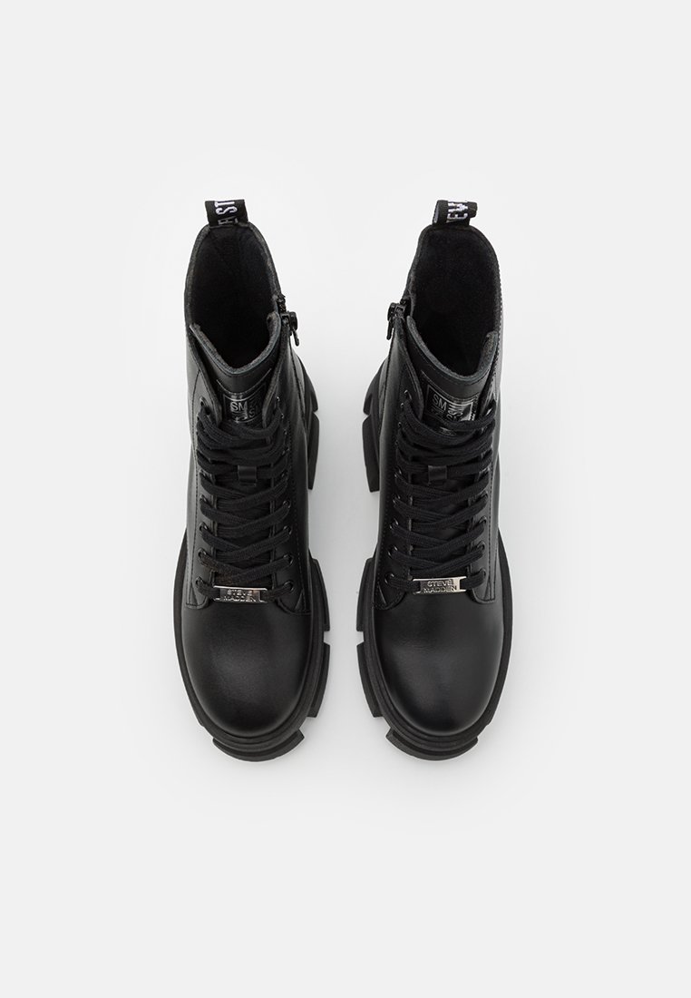 Schwarze Leder-Stiefeletten mit Schnürdesign, Reißverschluss und dicker Sohle. Mit einem metallischen Etikett auf der Zunge und strukturiertem Obermaterial.