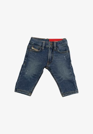 Jeans in denim blu scuro con leggera usura. Presentano cinque tasche, un bottone frontale e cuciture a contrasto.