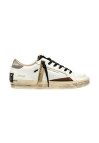 Sneakers in pelle bianca con lacci neri, dettagli in suede marrone e suola texture. Presentano un marchio e un'etichetta decorativa sul lato.