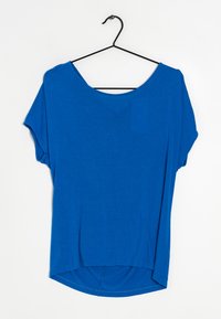 Modrý krátký rukáv top na ramínku, s kulatým výstřihem, volným střihem a mírně delším zadním lemem s jemnou texturou.
