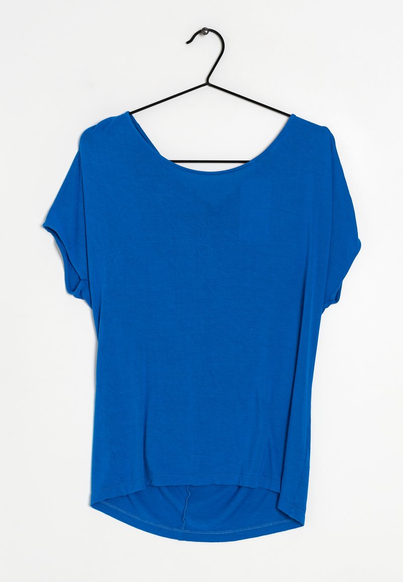 Modrý krátký rukáv top na ramínku, s kulatým výstřihem, volným střihem a mírně delším zadním lemem s jemnou texturou.