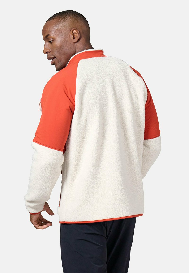 Fleecejacke in Rot und Off-White, mit strukturiertem Stoff, durchgehendem Reißverschluss und kontrastierenden Ärmeln sowie einer Seitentasche.