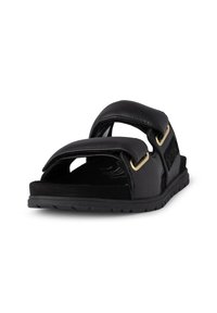 Svarta sandaler med två breda remmar och detaljer i guldton. Sulan är texturerad och något upphöjd för komfort och hållbarhet.
