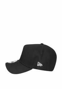 Schwarze Baseballmütze mit gebogenem Schirm, aus glattem Stoff. Sie besitzt ein weißes gesticktes Logo an der Seite und eine strukturierte Krone.