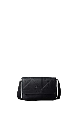 Schwarze Calvin Klein Crossbody-Tasche mit geprägt-Logo-Muster, Vorderklappe und verstellbarem Schulterriemen auf weißem Hintergrund.