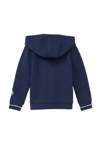 Navyblauwe hoodie met een kangoeroe-pocket, ribbelmanchetten en onderkant. Beschikt over een logo op de linker mouw en een gevoerde capuchon. Zachte katoenen stof.