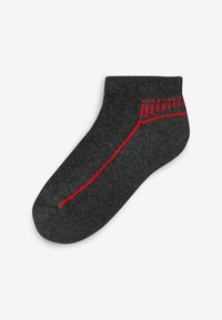 Calcetín tobillo de material de punto gris oscuro con un diseño de franjas rojas a lo largo del costado, con una textura suave y puntera redondeada.