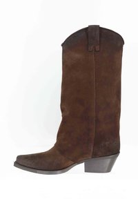 Stivale da cowboy in suede marrone con una finitura liscia, punta affusolata, altezze intermedie del gambale e suola rialzata. Presenta un bordo superiore piegato e una cucitura laterale.