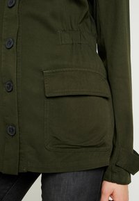 ONLY Chaqueta fina - khaki