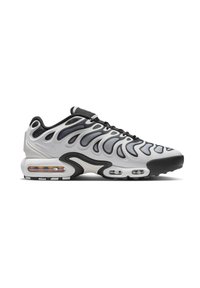 Czarno-białe trampki Nike z falistym wzorem cholewki, siateczkową teksturą, widocznym systemem amortyzacji i gumową podeszwą.