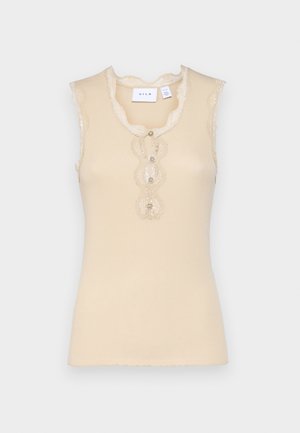 Top sin mangas beige con borde de encaje, escote con forma de ondulación y tres botones decorativos en el frente. Textura acanalada, tela suave.