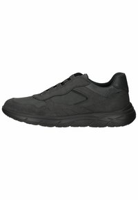 Scarpa sportiva nera realizzata in suede texture e materiali sintetici, con suola ammortizzata, profilo basso e dettaglio con lacci elastici.