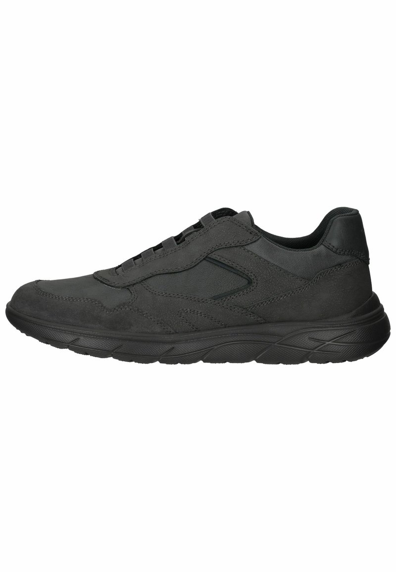 Scarpa sportiva nera realizzata in suede texture e materiali sintetici, con suola ammortizzata, profilo basso e dettaglio con lacci elastici.