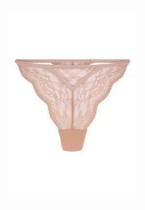 Beige kanten stringondergoed met gegolfde randen en een solide katoenen kruis, plat weergegeven op een witte achtergrond.