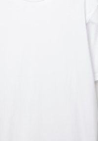 T-shirt blanc uni à manches courtes avec col rond, présenté sur un fond blanc.