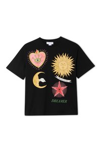Tricou negru din bumbac cu imprimeuri colorate reprezentând o inimă, soare, lună și stea, cu textul "DREAMER" în verde.