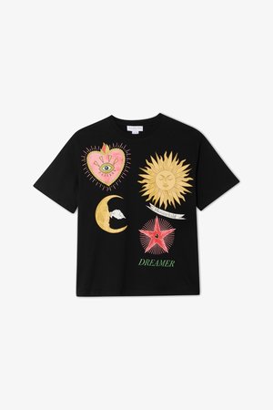 T-shirt en coton noir avec des motifs imprimés colorés représentant un cœur, un soleil, une lune et une étoile, accompagné du texte "DREAMER" en vert.