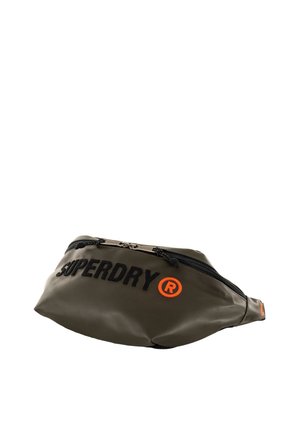 Sac banane Superdry vert olive avec fermeture éclair noire et logo brodé noir et orange à l'avant sur fond blanc.