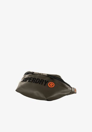 Sac banane Superdry vert olive avec fermeture éclair noire et logo brodé noir et orange à l'avant sur fond blanc.