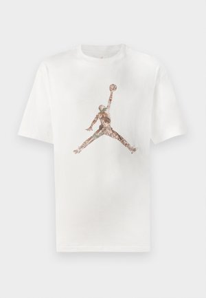 Biała koszulka bawełniana z grafiką skaczącej postaci z piłką do koszykówki, zaprojektowana w ziemistych odcieniach i złożonymi detalami.