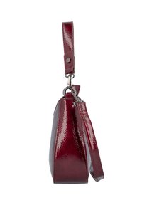 Pochette brillante rouge foncé avec une sangle détachable et des fermoirs en métal argenté, présentée de côté sur un fond blanc.