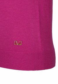 Růžový pletený svetr s žebrovaným lemem a manžetami. Obsahuje malý zlatý logo akcent s nápisem "1969". Hladká textilie a obepínající design.