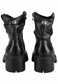 Černé kožené kotníkové boty s uvolněným designem, s texturovaným povrchem, nízkým podpatkem a zipem na zadní straně pro snadné obouvání.
