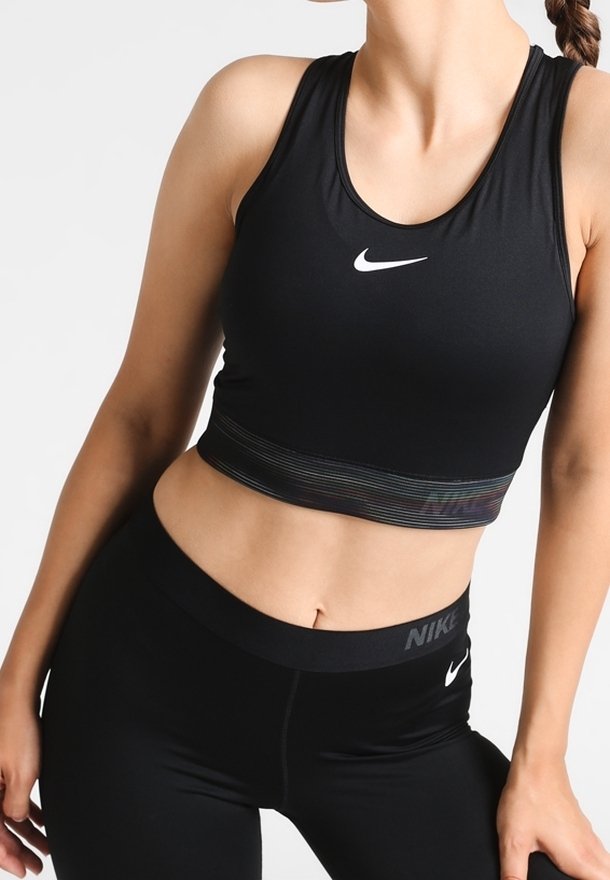 Zwarte Nike sportcrop met een ronde hals en een gestreepte elastische band. Gepaard met zwarte high-waisted leggings met een logo.