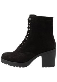 Stivale ankle in suede nero con tacco massiccio, allacciatura frontale e suola con battistrada spesso per una maggiore aderenza.