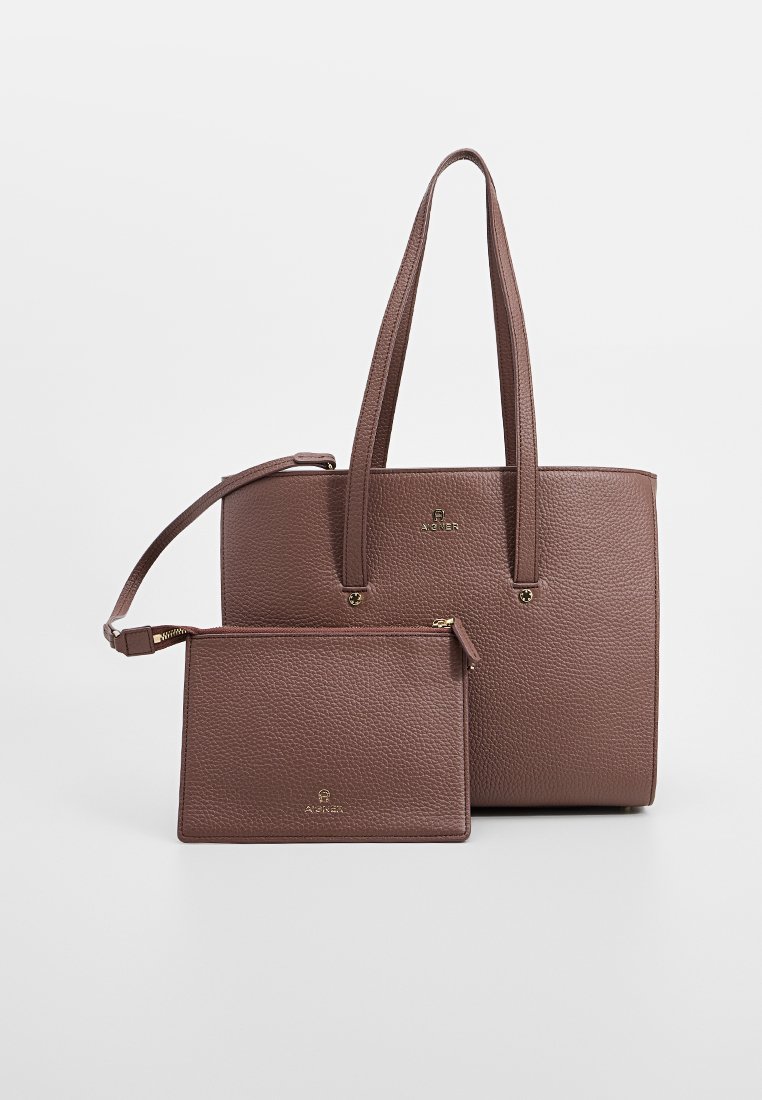 Braune, genarbte Leder-Tasche mit zwei stabilen Griffen und einem Reißverschlussbeutel. Der Beutel verfügt über einen kleineren Tragegurt und goldene Hardware-Akzente.