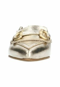 Metaalglanzende gouden platte schoen met een spitse neus, voorzien van een decoratieve band en gesp. Gladde textuur met een glanzende afwerking.